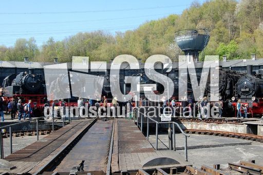 Drehscheibe mit Lokschuppen.jpg